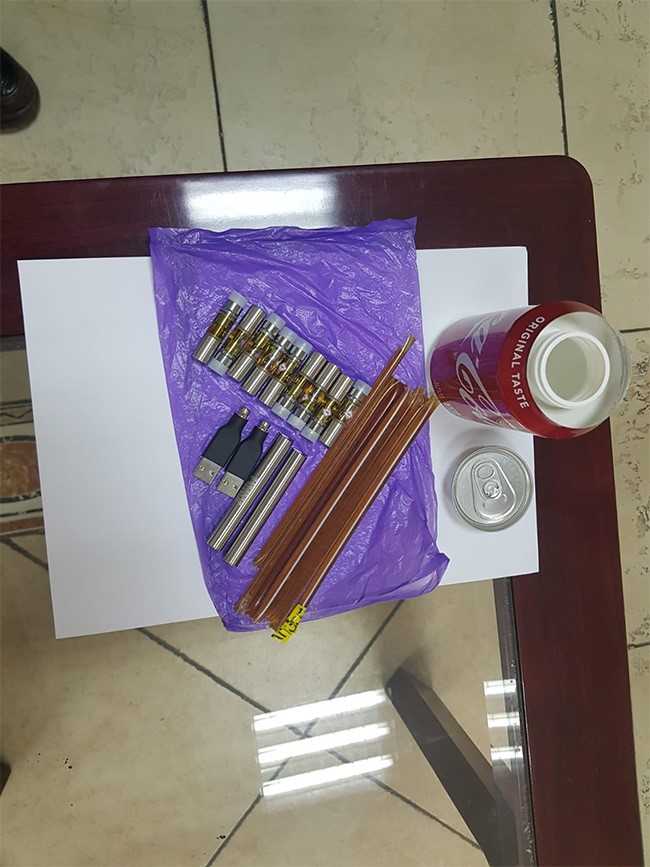 ضبط طرد مشروبات غازية اميركي ملغم بانبولات وانابيب وسجائر إلكترونية ماريغوانا في المطار
