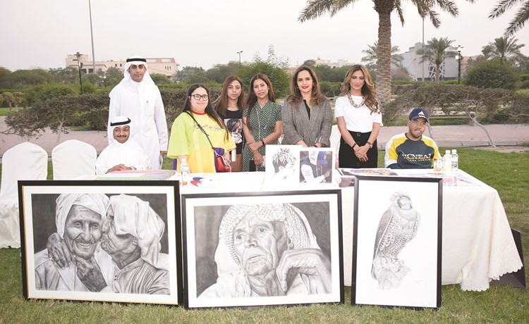 سحر الذربان وياسمين السالم مع المنظمين وبعض المشاركين﻿