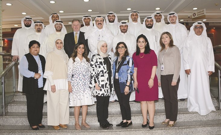 د.يعقوب الرفاعي في لقطة جماعية مع المشاركين في البرنامج﻿