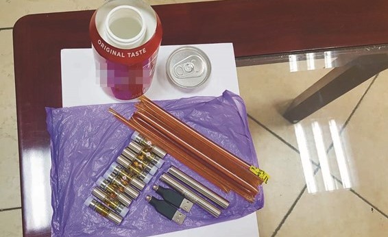 المواد المخدرة المضبوطة بعد تفريغها من الطرد﻿