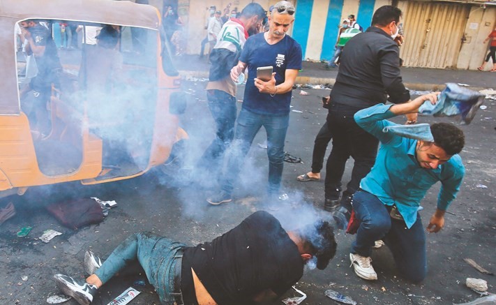 لحظة اصابة متظاهر عراقي بقنبلة غاز مسيلة للدموع 	(أ.ف.پ)﻿