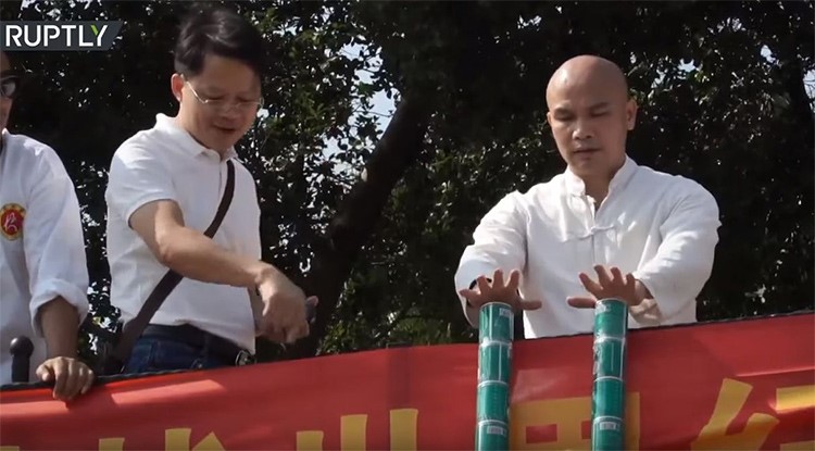 بالفيديو.. مدرب كونغ فو صيني يرفع مئة عبوة معدنية وعبوتين بلا أصابع