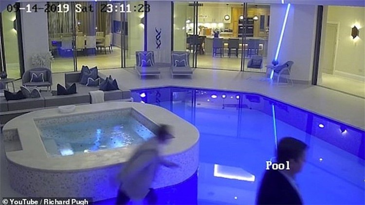 بالفيديو.. بسبب زوجته... رجل يتعثّر ويسقط داخل بركة سباحة!