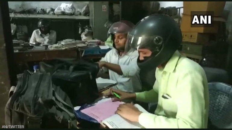 صورة: موظفون يلجؤون إلى حيلة غريبة للنجاة من كارثة محتملة