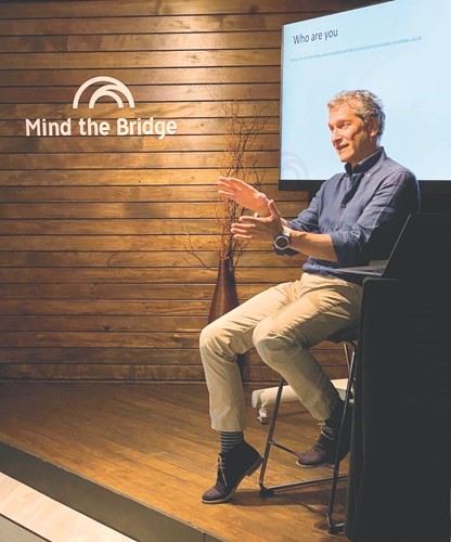 المؤسس والرئيــس التنفيـــذي لـ Mind the Bridge ماركـــو مارينوشــي خلال ورشة العمل﻿