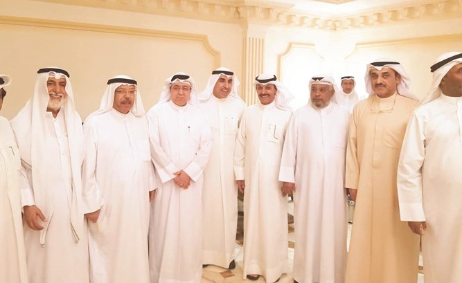 م.محمد بوشهري وعلي الشطي مع رواد الديوان﻿