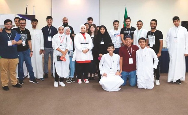 عدد من المشاركين في بطولة المناظرات﻿