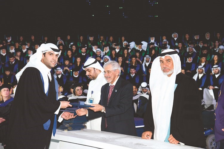 د.هلال الساير ود.وليد بوحمرا يكرمان أحد الخريجين﻿