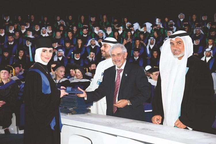 إحدى الخريجات تتسلم شهادتها﻿