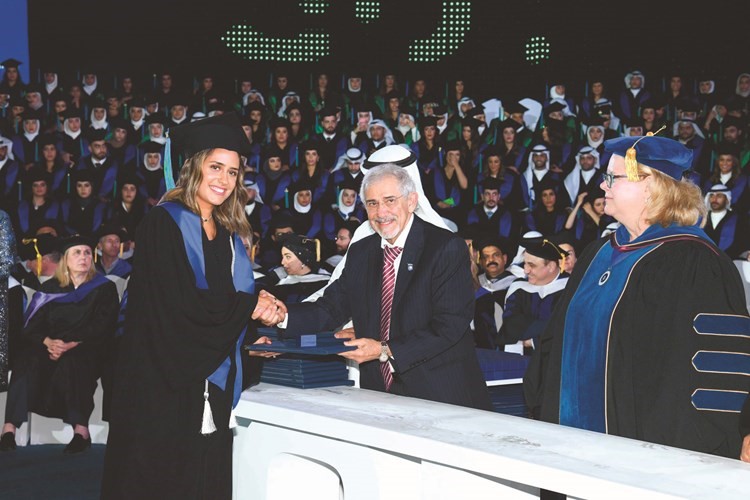 جانب من توزيع شهادات التخرج﻿