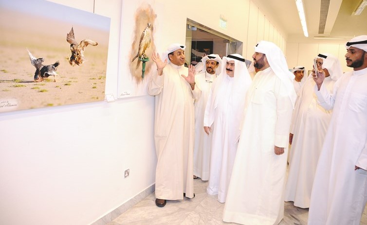 الشيخ حمد جابر العلي وكامل العبدالجليل خلال جولة في المعرض﻿