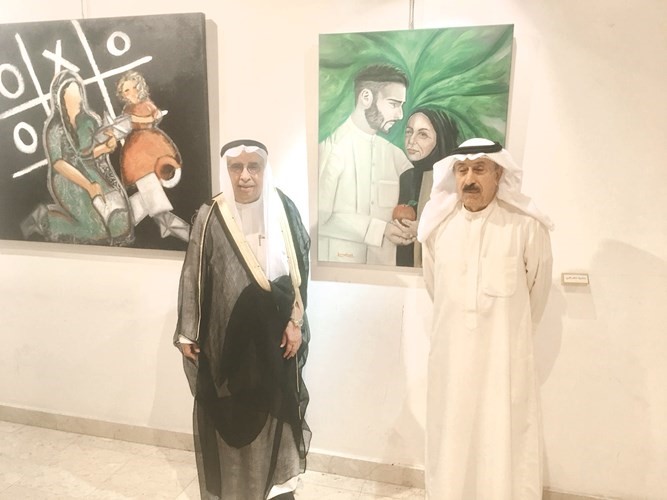 إبراهيم البغلي وعبدالرسول سلمان خلال جولة بالمعرض﻿