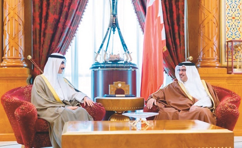 الأمير سلمان بن حمد خلال استقباله السفير ثامر الجابر﻿