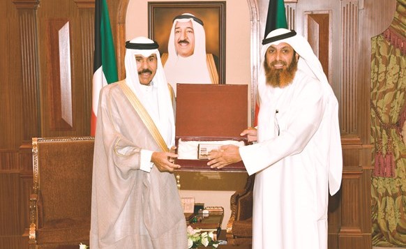 سمو ولي العهد الشيخ نواف الأحمد يتسلم الفيلمين الوثائقيين من عبدالله المخيال ﻿