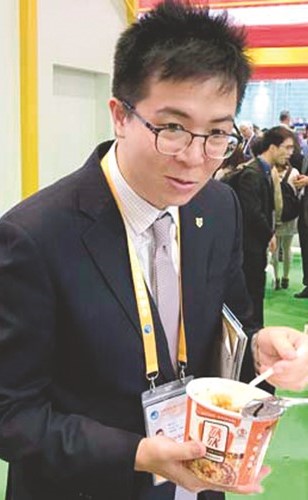 مواطن صيني يتناول الكشري المصري خلال تجوله بمعرض شانغهاي ﻿