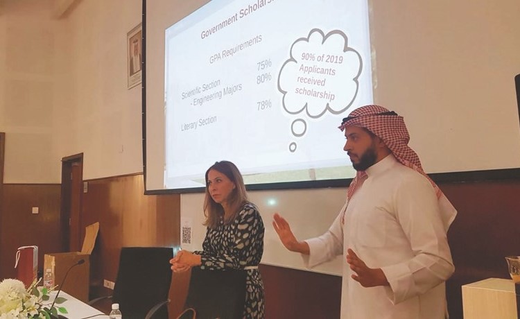تعاون بين الجامعة الأمريكية و «الدراسات التجارية» بـ «التطبيقي»