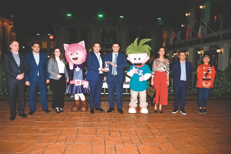 مدير إدارة التسويق والمبيعات الزميل فريد سلوم يتسلم درع تكريم الأنباء من ممثل كيدزانيا عبدالقدوس الحسني ﻿