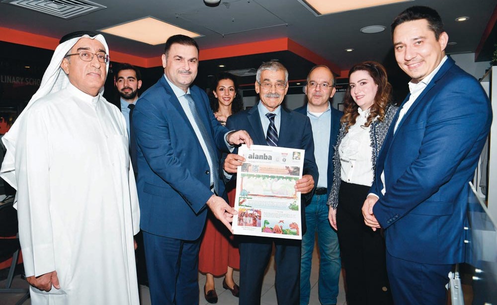 الزميل فريد سلوم وعبدالقدوس الحسني والزميلة فيروز فخرالدين يسلمون نسخة من «كيدز الأنباء» إلى د.عدنان شهاب الدين ود.سلام العبلاني وزياد نجم 			(قاسم باشا)
