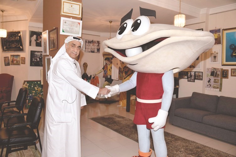 جاسم يعقوب مع تميمة كأس الخليج﻿