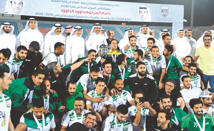 فرحة لاعبي الحرس الوطني عقب الحصول على الكأس﻿