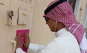 وضع ملصق على أحد العقارات المخالفة﻿
