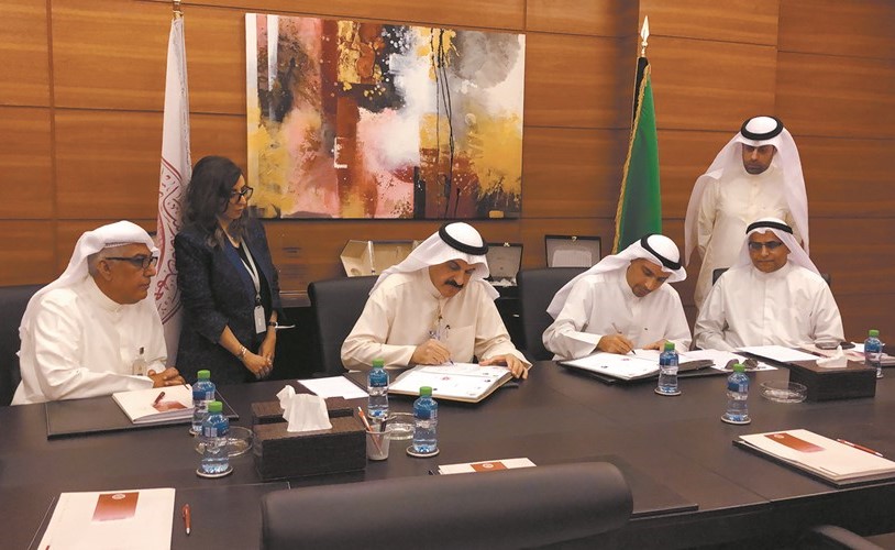مناف المنيفي ود.يعقوب الرفاعي خلال توقيع مذكرة التفاهم﻿