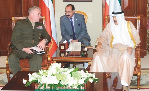 سمو ولي العهد الشيخ نواف الأحمد مستقبلا قائد قيادة القوات الأميركية الوسطى﻿