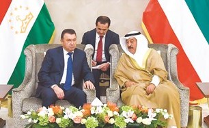 رئيس وزراء طاجيكستان قاهر رسول زاده لدى مغادرته الكويت وفي وداعه الشيخ د. سالم الجابر ﻿