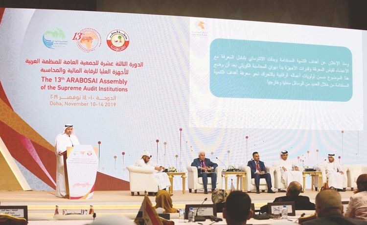 كبير المدققين عبدالله الشيتان خلال عرض الورقة خلال الاجتماع	﻿