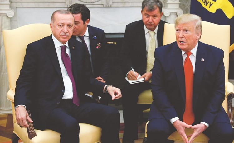 الرئيس الاميركي دونالد ترامب مستقبلا نظيره التركي رجب طيب أردوغان امس 					(رويترز)﻿