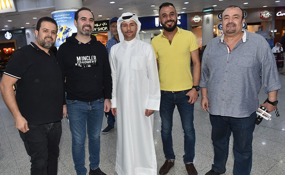  وائل جسار ومدير اعماله عبدو كساب مع منتج الحفل عبدالعزيز الزيدي ومدير الحفل محمد شحاتة والزميل ياسر العيلة
