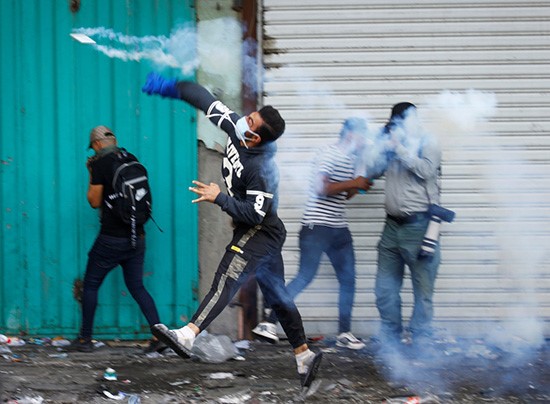 أربعة قتلى من المتظاهرين بقنابل مسيلة للدموع وسط بغداد