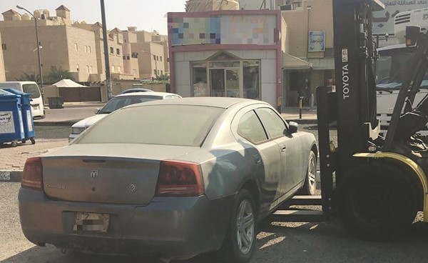 رفع إحدى السيارات المهملة﻿