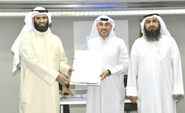 العتل والبدر يكرمان علي شهاب﻿