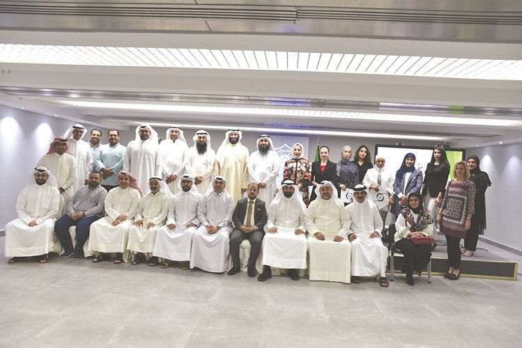 د.عبدالله البدر وم.فيصل العتل يتوسطان الحضور والمكرمين خلال الحفل﻿