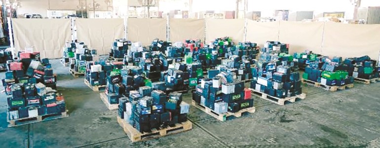 إحباط تهريب نحو 8000 بطارية مستعملة إلى دولة آسيوية في 6 حاويات عبر ميناء الشويخ