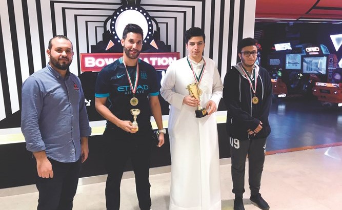 ممثل بول ستيشن خلال توزيع الجوائز على الفائزين ﻿