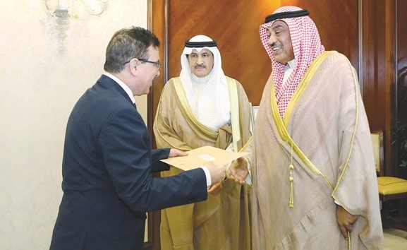 الشيخ صباح الخالد يتسلم نسخة من أوراق اعتماد السفير الجزائري الجديد﻿
