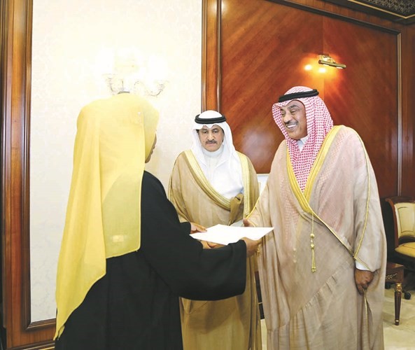 الشيخ صباح الخالد يتسلم نسخة من أوراق اعتماد سفيرة كينيا الجديدة﻿