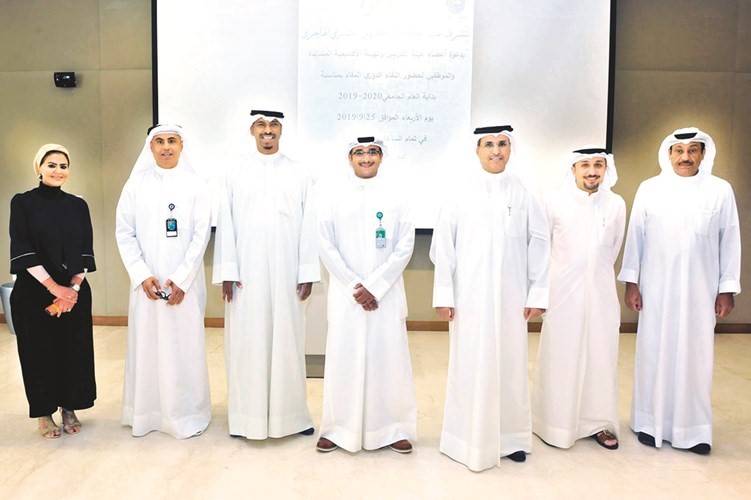 ﻿د.مشاري الهاجري وعدد من قيادات العلوم الإدارية خلال استقبال منتسبي الكلية في بداية العام(زين علام)﻿
