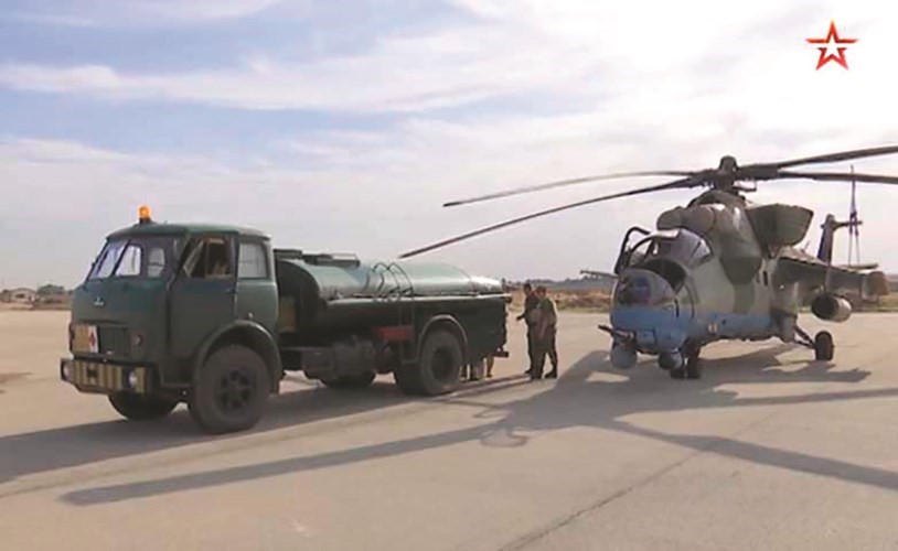 صورة تلفزيونية عن قناة زفيزدا تظهر احدى المروحيات الروسية التي نقلت الى مطار القامشلي	(انترنت)﻿
