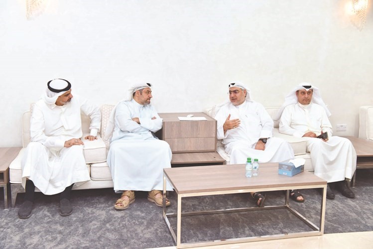 خالد الشطي في حوار مع بعض الناخبين	 (ريليش كومار)﻿