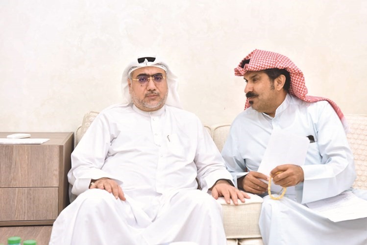 خالد الشطي يستمع لأحد الحضور﻿