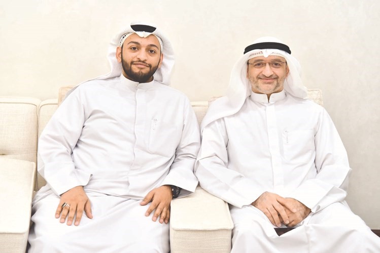جعفر العلي مع احد الحضور﻿