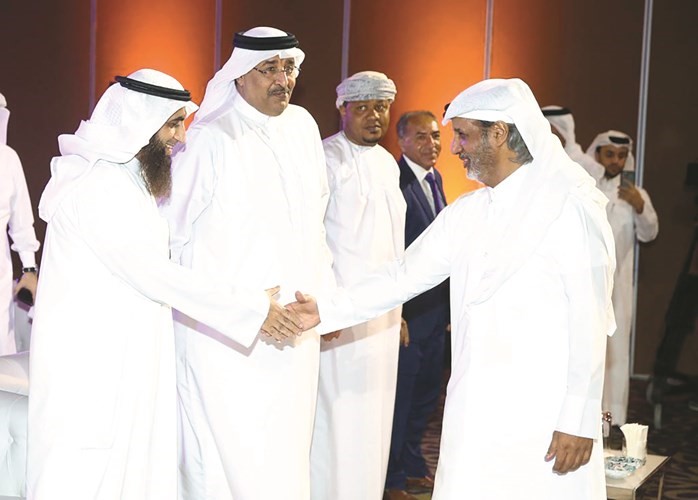 الشيخ حمد بن خليفة مصافحا د.ابراهيم الانصاري خلال حضور القرعة﻿