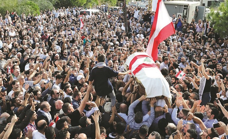 حشود من المشيعين حضرت موكب جنازة علاء أبو فخر في الشويفات امس 	(محمود الطويل)﻿