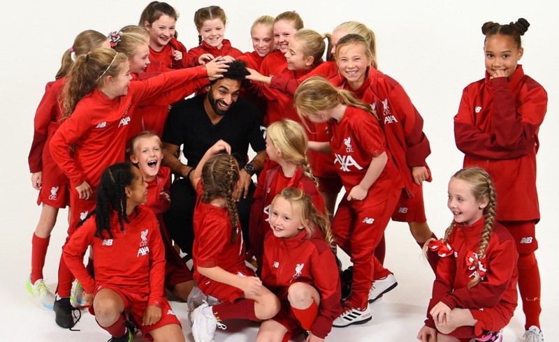 محمد صلاح يلتقي مشجعات "ليفربول" الصغيرات..ويكشف عن أسرار "لطيفة" في حياته