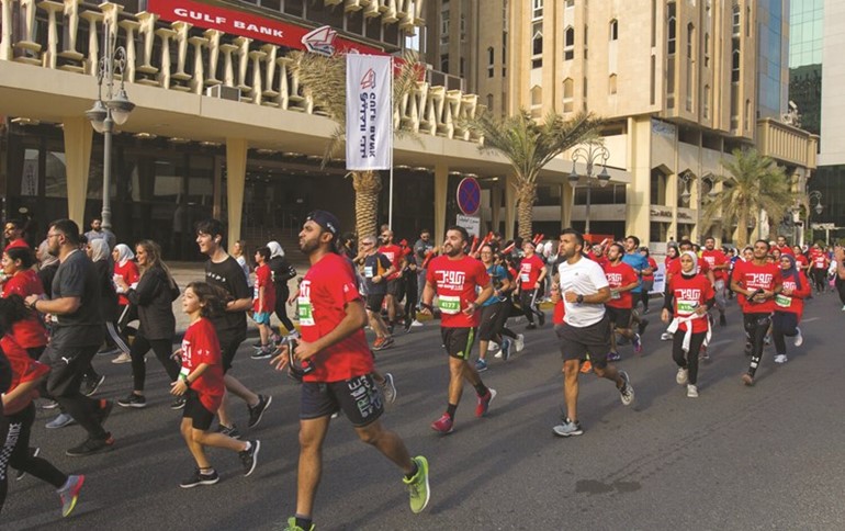 المتسابقون يمرون بالمبنى الرئيسي لبنك الخليج﻿