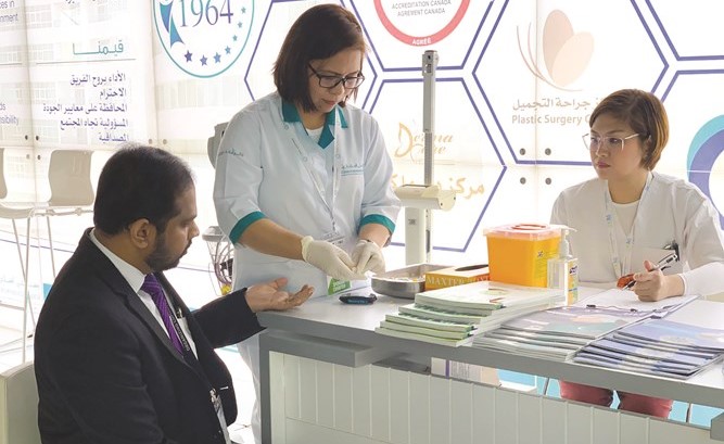 جانب من الفحوصات التي قدمها مستشفى السلام خلال المؤتمر﻿