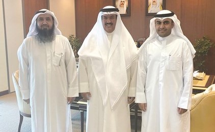 د.علي المضف وم.فيصل العتل وم.فهد العتيبي خلال اللقاء ﻿